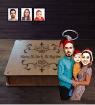 Kişiye Özel Yılbaşı Aile Karikatürlü Ahşap Anahtarlık Kutulu Model-1
