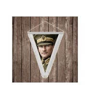 Üniformalı Atatürk Portresi Yakın Çekim Beyaz Saçaklı Üçgen Flama Bayrak Hatıra Flama ATA66