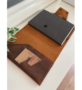 ALESTA LEATHER İsme Özel El Yapımı Hakiki Deri Kitap / Defter / Ajanda Kılıfı - DEFTER & KALEM HEDİYELİ (Koyu Taba)