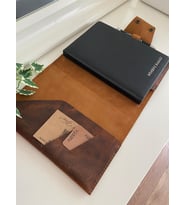 ALESTA LEATHER İsme Özel El Yapımı Hakiki Deri Kitap / Defter / Ajanda Kılıfı - DEFTER & KALEM HEDİYELİ (Koyu Taba)