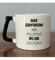 Hak Ediyorum Her Milimini Bu Dik Gülüşün Baskılı Siyah Kulplu D Kupa (Beyaz)