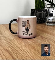 Kişiye Özel Karikatürlü Never Give Up Motivasyon Kupa Bardak Doğum Günü Hediyesi