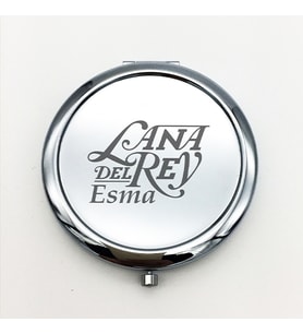Kişiye Özel İsimli Lana Del Rey Baskılı Daire Metal Ayna Çanta, Cep ve Makyaj Aynası (Gümüş)