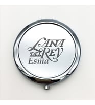 Kişiye Özel İsimli Lana Del Rey Baskılı Daire Metal Ayna Çanta, Cep ve Makyaj Aynası (Gümüş)