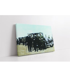 Atatürk Otomobil Başında