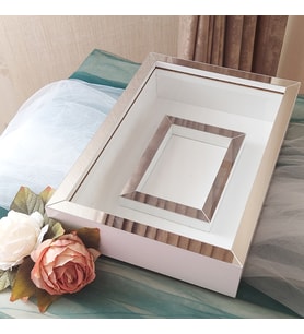 25X35 BEYAZ-GÜMÜŞ LEDSİZ FOTOĞRAF BÖLÜMLÜ ANI ÇERÇEVESİ- NİŞAN SÖZ GÜLLERİNİZ İÇİN ÇERÇEVELER
