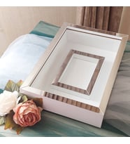 25X35 BEYAZ-GÜMÜŞ LEDSİZ FOTOĞRAF BÖLÜMLÜ ANI ÇERÇEVESİ- NİŞAN SÖZ GÜLLERİNİZ İÇİN ÇERÇEVELER