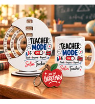Kişiye Özel İsimli İngilizce Öğretmeni 3'lü Hediye Seti - Teacher Mode On Sonsuz Takvim, Kupa Bardak ve Anahtarlık