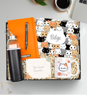 Kişiye Özel Mouse Pad & Turuncu Defter & Gümüş Renk Detaylı Siyah Tükenmez Kalem &  Tasarım Kupa & Özel Deri Kılıflı 500 Ml Siyah Su Matarası Hediye Seti