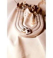 Limited Edition Beyaz Mineli Kare Tasarım Gold Renk Şık Tasarım Kadın Çelik Küpe