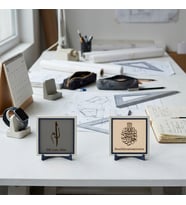 10x10 cm İkili Stantlı Sır Harf Ayeti ve Orijinal Metinli Bismillâhirrahmânirrahîm Ofis Masaları İçin Değerli Bir Hatıra Seçeneği 10x10 cm, Pudra - Kül Gri