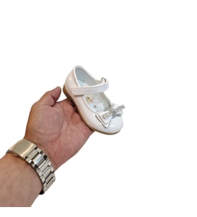 Fiyra 8013 Beyaz Rugan Taşlı Kurdeleli Cırtlı Bebe Babet
