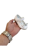 Fiyra 8013 Beyaz Rugan Taşlı Kurdeleli Cırtlı Bebe Babet