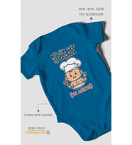 Küçük Şef İş Başında (Ve Acıktı) Baskılı Bebek Zıbını – Çıtçıtlı Body 8 Renk  %100 Pamuk Kısa Kol (Koyu Mavi)