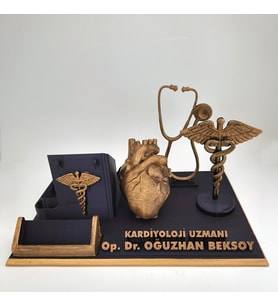 Kişiye Özel Masaüstü İsimlik ve Kartvizitlik Kalp Damar Cerrahisi Doktoru, Kardiyoloji Doktoru, Evlilik Yıl dönümü hediyesi, Ofis Hediye, Doğum Günü Hediyesi, Kişiye Özel İsimlik, Masa İsimliği, Yeni İş Hediyesi