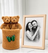 Kişiye Özel Karakalem Fotoğraflı Çerçeve ve Peluş Saksıda Ayıcık Buketi Arkadaşa Kadına Sevgiliye Hediye Seti