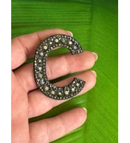5X4 CM ÜTÜ İLE YAPIŞAN FÜME TAŞLI C HARFİ ARMA