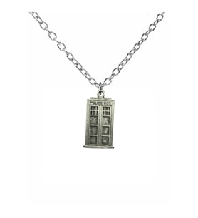 Doctor Who TARDIS (Polis Kulübesi) Figürlü Unisex Kolye – Zaman Yolculuğunun Simgesi (Gümüş)