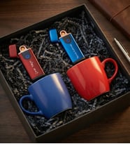 Kişiye Özel 2'li Kırmızı & Mavi USB Çakmak & Kırmızı & Mavi 2'li Kupa Hediye Seti (Kırmızı-Mavi)