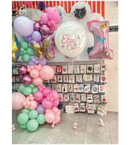 “Kişiye Özel 1 Yaş Kız Doğum Günü Balon Dekoru – Pastel Renk Balon Sütunu & İsimli Şeffaf Balon”