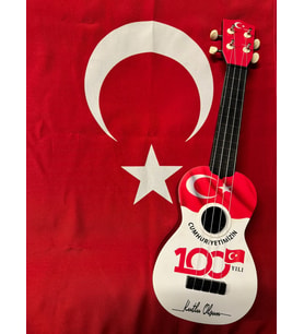 Hawaiian XU21TR Soprano Ukulele - 100. Yıl Özel Seri (Koleksiyon - 21 İnç)  Cumhuriyetin 100. Yılına Özel Grafik Tasarım, Zengin Rezonans, Koleksiyonluk Değer  Ölçü: 21 İnç / 53 cm (Standart Soprano Boy)
