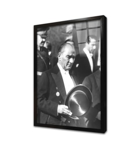 Atatürk Merdivenlerden İnerken Çerçeveli Cam Tablo