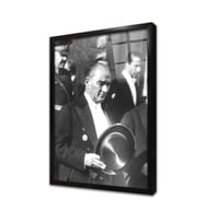 Atatürk Merdivenlerden İnerken Çerçeveli Cam Tablo
