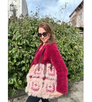 Bordo & Pudra Tüylü Motifli El Yapımı Çanta – Bohem Vintage Omuz Çantası (Çok Renkli)