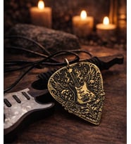 Rock Temalı Pirinç Gitar Pena Kolye – Lazer Gravürlü Metal Kolye  Müzisyenlere Özel Hediye (Sarı)