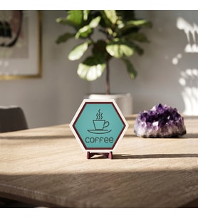 Kahve keyfini yaşatan Coffee temalı masaüstü dekoratif süs, yaşam alanlarınıza modern bir hava katan zarif bir seçim 10x10 cm