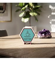 Kahve keyfini yaşatan Coffee temalı masaüstü dekoratif süs, yaşam alanlarınıza modern bir hava katan zarif bir seçim 10x10 cm