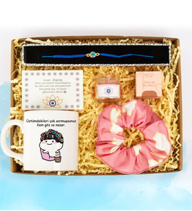 Kişiye Özel Nazar Hediye Seti- Özel Tasarım Kupa- Nazar Bileklik- Nazar Mum- Teashop Müslin Çay- Pembe Toka-Nazar Kart Notu