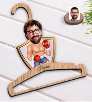 BK Gift Kişiye Özel Erkek Boksör Karikatürlü Standart Boy Ahşap Elbise Askısı-1