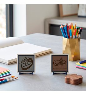 Deri Detaylı Tekbir Vurgulu Ve Rabbeke Fekebbir Ayeti ve Bismillâhirrahmânirrahîm İle Masanıza Manevi Huzur Taşıyan İkili Set 10x10 cm, Açık Kahve - Kül Gri