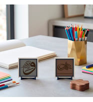 Deri Detaylı Tekbir Vurgulu Ve Rabbeke Fekebbir Ayeti ve Bismillâhirrahmânirrahîm İle Masanıza Manevi Huzur Taşıyan İkili Set 10x10 cm, Açık Kahve - Kül Gri