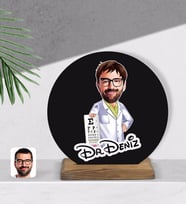 BK Gift Kişiye Özel Erkek Göz Doktoru Karikatürlü Yuvarlak Ahşap Biblo-1