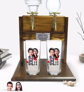 BK Gift Kişiye Özel Sevgililer Tasarımlı İkili Rakı Bardağı ve Çift Musluklu Doğal Ahşap Rakı Standı-1 (Model 1)