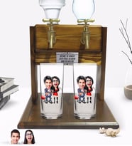 BK Gift Kişiye Özel Sevgililer Tasarımlı İkili Rakı Bardağı ve Çift Musluklu Doğal Ahşap Rakı Standı-1 (Model 1)
