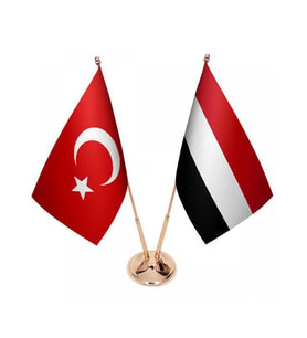 Masa Üstü Yemen Bayrağı Türk Bayrağı İkili Pirinç Direk Masa Bayrak Seti