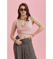 Lastikli Kolsuz Degaje Yaka Şık Crop Bluz (Pudra)