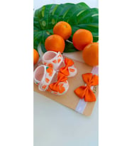Kız Bebek Portakal Desenli Fiyonklu Patik ve Bandana Seti