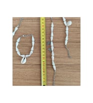 Doğal Deniz Kabuğu (Cowrie) ve İnci Görünümlü Boncuk Bileklik - 579 (Açık Gri)
