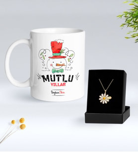 Sevgiliye Yılbaşı Hediyesi BK Gift Kişiye Özel İsimli Yılbaşı Tasarımlı Beyaz Kupa Bardak ve Papatya Kolye Hediye Seti-10, Sevgiliye Hediye, İsimli Kolye