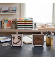 Kıymetli ve Kalıcı Bir Hatıra: “Vav” Kaligrafisiyle Bismillahirrahmanirrahîm İkili Obje 10x10 cm, Açık Kahve - Yavru Ağzı