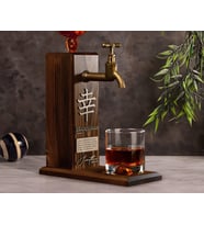BK Gift Kişiye Özel Kabartma İsimli Tarihli Happiness Tasarımlı Musluklu Ceviz Ahşap Şarap Standı-1, Viski Çeşmesi, Babaya Hediye, İçecek Dispenseri