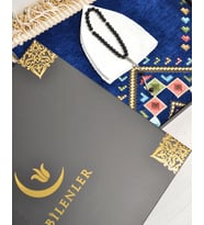 rkekler için Kilim Desenli Seccade, 33’lü Tesbih, Takke ve Özel Kutu Hediyelik Set (Lacivert)