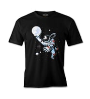 Astronaut Playing Basketball with the Moon Siyah Erkek Tshirt