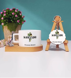 Komando Tasarımlı Kişiye Özel Hediye Komando Ahşap Altlıklı Fincan ve Anahtarlık Hediye Seti