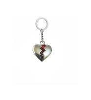 Kırmızı Kırık Kalp - Broken Heart Kırmızı Kalp Unisex Anahtarlık – Aşkın Kırık Parçası Yanında