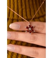 925 Ayar Gümüş Garnet Taşlı Kamelya Çiçeği Kadın Kolye